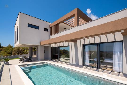 Neu gebaute Luxusvilla mit Hot Tub und unverbautem Seeblick