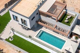Thumbnail von Newly built luxury villa with hot tub and unobstructed lake view