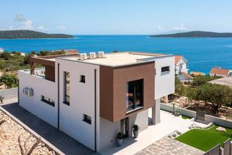 Thumbnail von Newly built luxury villa with hot tub and unobstructed lake view