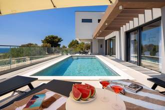 Thumbnail von Newly built luxury villa with hot tub and unobstructed lake view