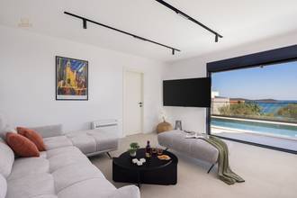 Thumbnail von Newly built luxury villa with hot tub and unobstructed lake view