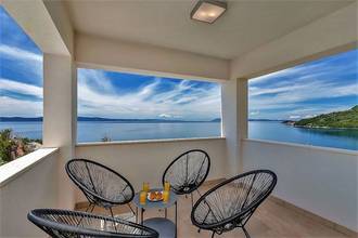 Thumbnail von Fully equipped holiday villa with private pool and open lake view