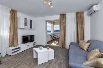 Thumbnail von Fully equipped holiday villa with private pool and open lake view