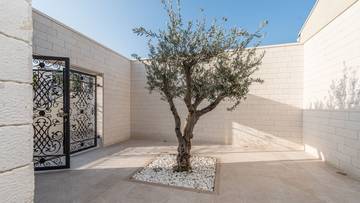Thumbnail von Exceptional property with a pool, Jacuzzi, tennis court, and children's playground