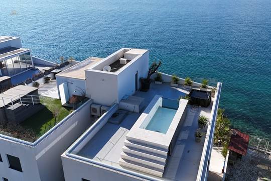 Zweistöckiges Penthouse direkt am Wasser, Dachterrasse mit Überlaufpool