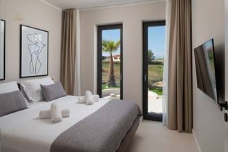 Thumbnail von Luxurious new build house, 130 meters to the water, heated pool and garden