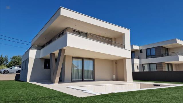 Freistehende Neubauvilla, eigener Pool, Sauna und vier Schlafzimmer