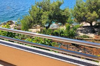 Thumbnail von Spacious residential house on the promenade next to a rocky beach