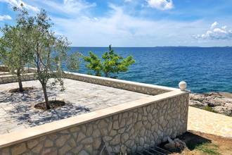 Thumbnail von Spacious residential house on the promenade next to a rocky beach