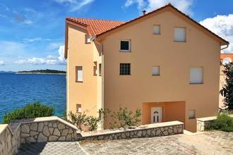 Thumbnail von Spacious residential house on the promenade next to a rocky beach