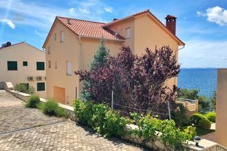 Thumbnail von Spacious residential house on the promenade next to a rocky beach