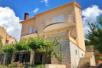 Thumbnail von Spacious residential house on the promenade next to a rocky beach