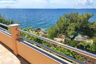 Thumbnail von Spacious residential house on the promenade next to a rocky beach