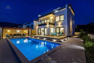 Thumbnail von Elegant house on a hillside, permanently unobstructed lake view, pool, and sun deck