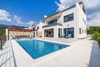 Thumbnail von Elegant house on a hillside, permanently unobstructed lake view, pool, and sun deck