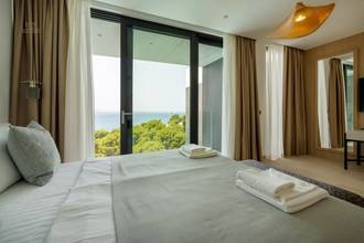 Thumbnail von Holiday villa facing south with elevator, spa, pool, and lake view