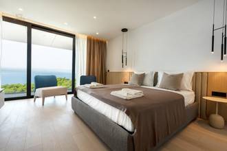 Thumbnail von Holiday villa facing south with elevator, spa, pool, and lake view