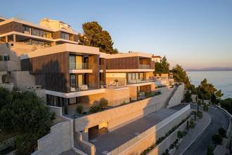Thumbnail von Holiday villa facing south with elevator, spa, pool, and lake view