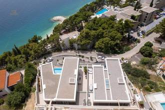 Thumbnail von Holiday villa facing south with elevator, spa, pool, and lake view