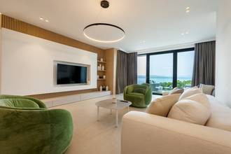 Thumbnail von Holiday villa facing south with elevator, spa, pool, and lake view