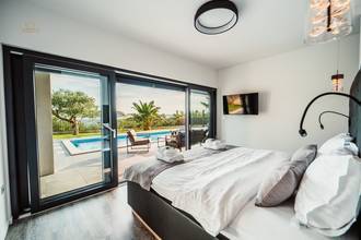 Thumbnail von Newly built luxury villa consisting of two independent apartments, heated pool 10 x 4 meters