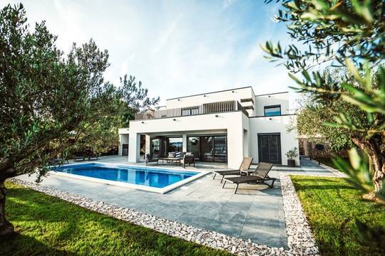 Neubau-Luxusvilla aus zwei eigenständigen Wohnungen, beheizter Pool 10 x 4 Meter