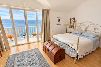 Thumbnail von Well-maintained holiday property with guest studios and a konoba, ten meters to the shore.