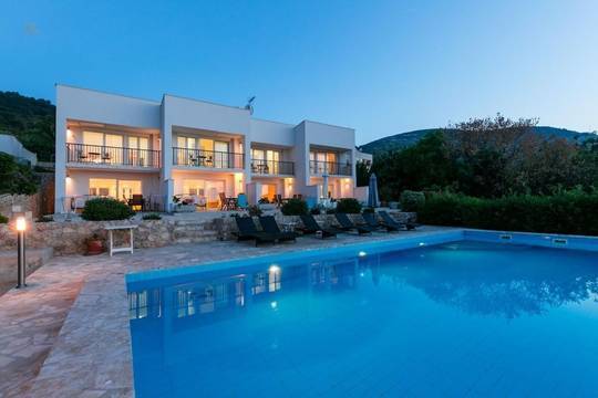 Vier moderne Einheiten mit gemeinsamem Pool, Garten und Blick aufs Wasser