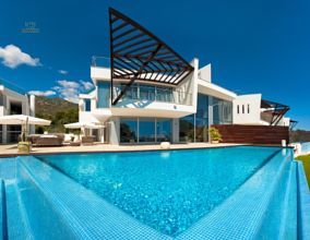 Luxus-Haus in Sierra Blanca R2434334 