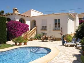***Sehr gepflegte und stadtnahe Villa mit Pool***