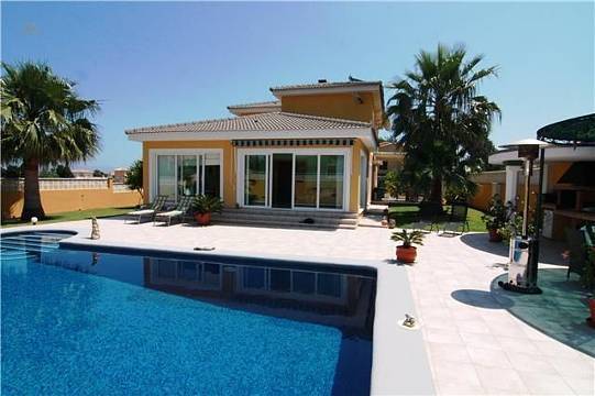 ***Luxuriöse Villa mit Privatpool und Garage in bevorzugter Wohnlage***