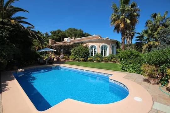 ***Villa mit Romantikzuschlag in ruhiger und sonniger Lage mit Pool, Garage und Meerblick***