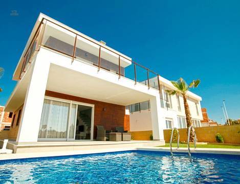 ***Moderne Neubau-Villen ca. 2,5 km vom Strand***