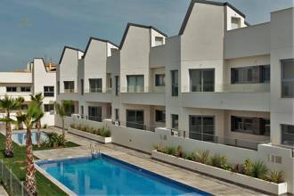 ***Moderne 3-Zimmer-Erdgeschoss-Wohnungen mit Gemeinschaftspool nur 300 m vom Meer***