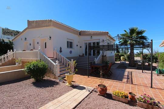 ***Sehr schöne Villa mit Pool, Gästeappartement und Panoramablick***