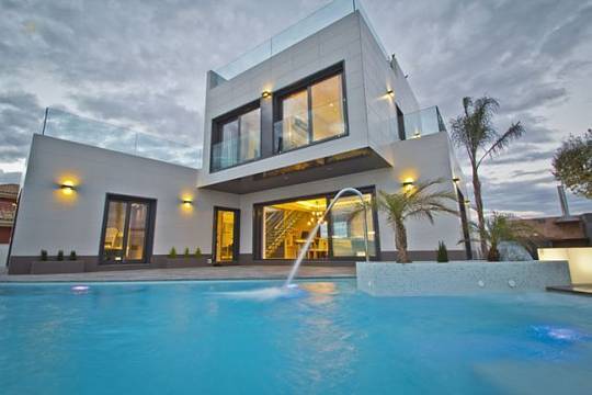 ***Exklusive Neubau-Villen mit Privatpool nur 600 m vom Strand***
