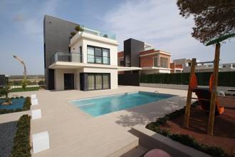 ***Exklusive Neubau-Villen mit Privatpool nur 600 m vom Strand***