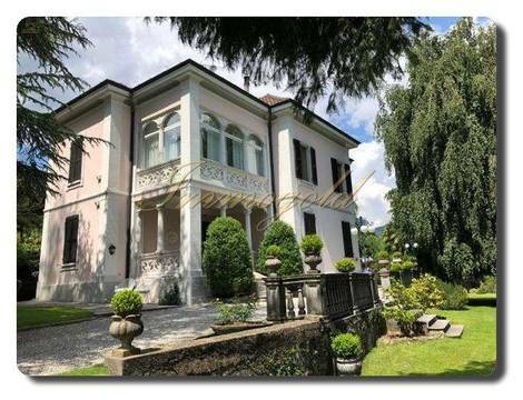repräsentative Villa mit stimmungsvollem Garten
