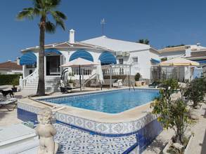 ***Großzügige und elegante Villa mit Privatpool***