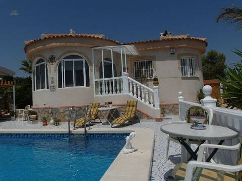 ***Top gepflegte Villa mit Pool und Sommerküche***