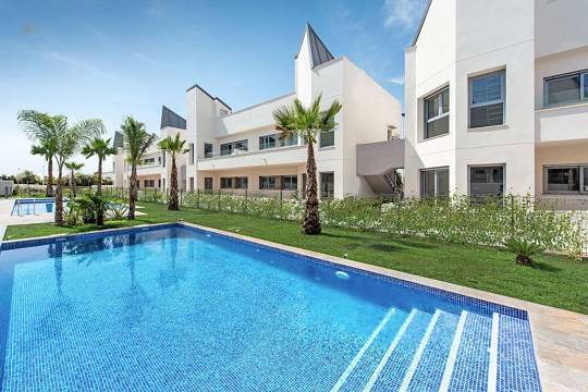 ***Moderne 45-Zimmer-Reihenhäuser mit Dachterrasse und Gemeinschaftspool nur 300 m vom Meer***
