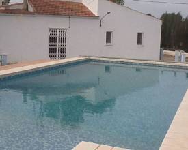 ***Landhaus-Villa mit Pool und Garage in schöner Umgebung***