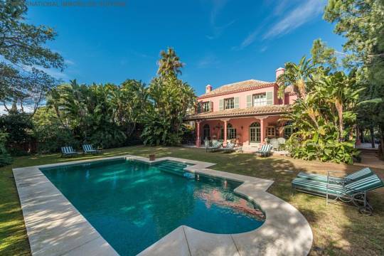 ***VILLA IM KLASSISCHEN STIL IN DER HACIENDA LAS CHAPAS IN MARBELLA***