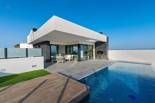 ***Großzügige und elegante zweigeschossige Villen mit 3 Schlafzimmern, privatem Pool und Meerblick***