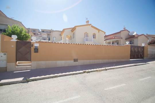 ***Freistehende Villa als Erstbezug nach kompletter Renovierung, 3 Schlafzimmer, 2 Bäder, Pool***