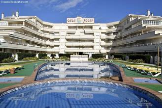 ***Cala Josep: Erdgeschosswohnung mit kleinem Garten direkt am Strand***