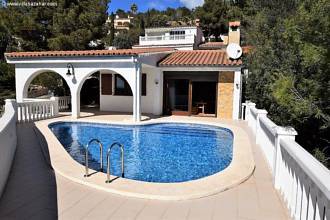 ***Bildschönes, modernisiertes Einfamilienhaus mit Meerblick und Pool***
