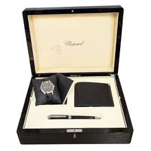 Thumbnail von Chopard L.U.C Herrenarmbanduhr L.U.C Mark III Automatik aus Stahl Set mit Geldbörse und Kugelschreiber