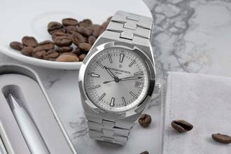  Vacheron Constantin Overseas Automatik Herrenuhr Ref. 4500V/110A-B126 B&P 2016 