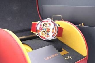 Thumbnail von Lucky Harvey Red Lion Dance Moving Eye - Unworn - Box+Papers Red Lion 2025